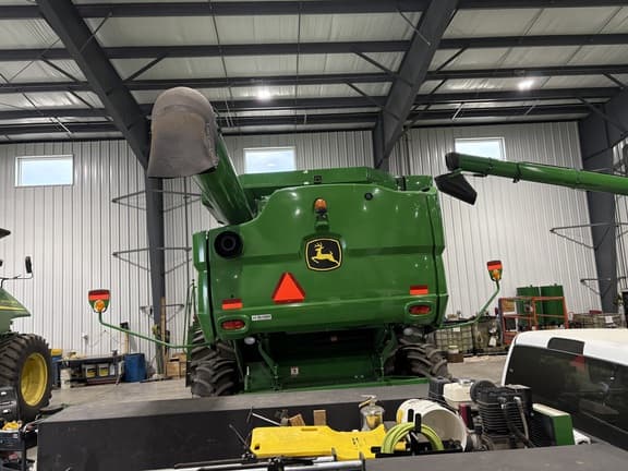 Image of John Deere S660 equipment image 4