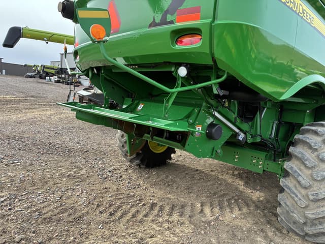 Image of John Deere S660 equipment image 4