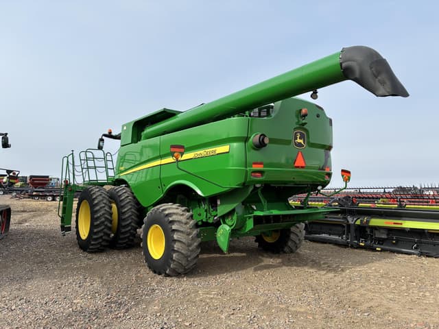 Image of John Deere S660 equipment image 1