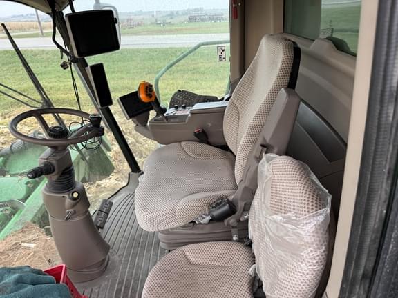 Image of John Deere S660 equipment image 1