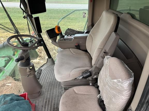 Image of John Deere S660 equipment image 2