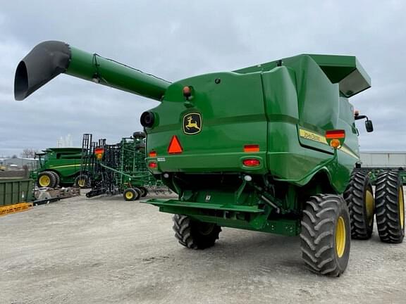 Image of John Deere S670 equipment image 4