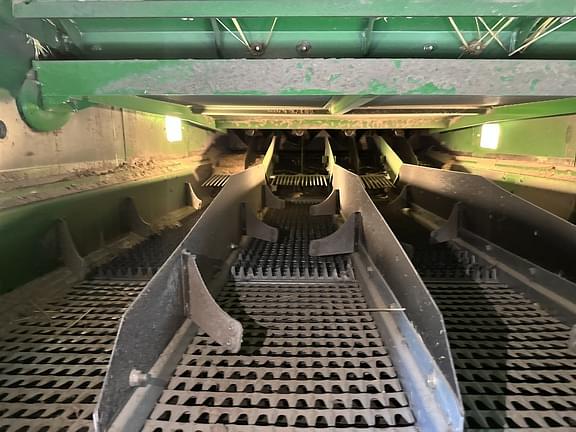Image of John Deere S670 equipment image 1
