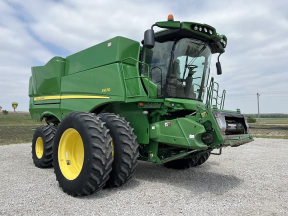 2014 John Deere S670 Equipment Image0