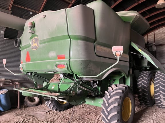 2014 John Deere S670 Equipment Image0