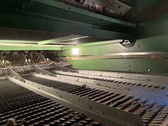 Image of John Deere S670 equipment image 4