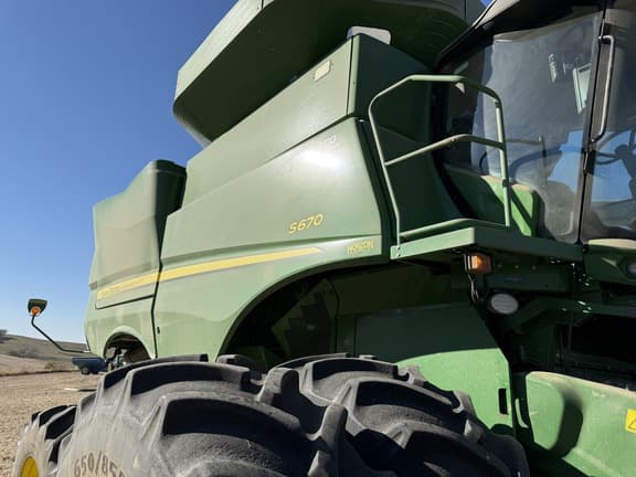 Image of John Deere S670 equipment image 1
