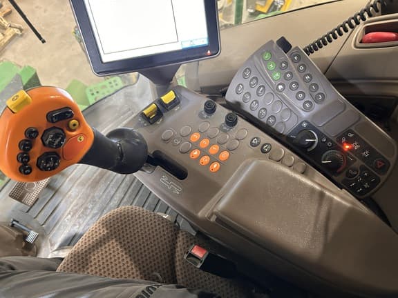 Image of John Deere S670 equipment image 2