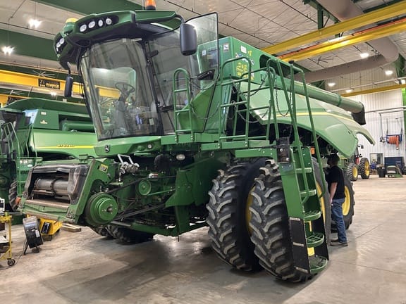 2014 John Deere S670 Equipment Image0