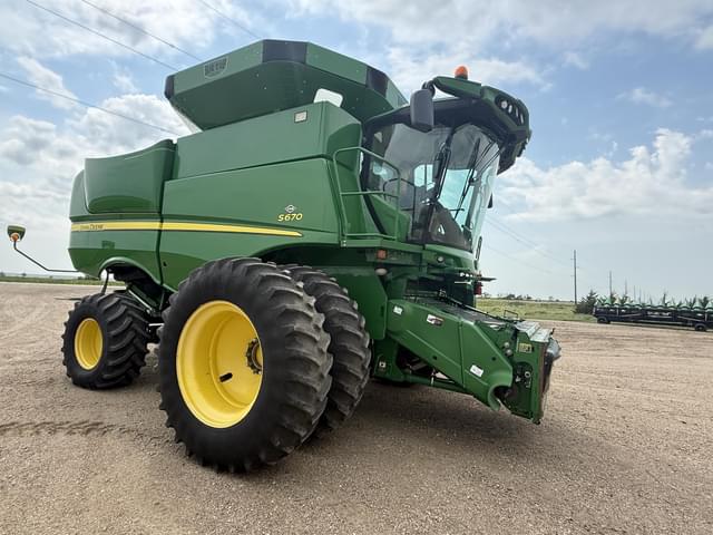 Image of John Deere S670 equipment image 1