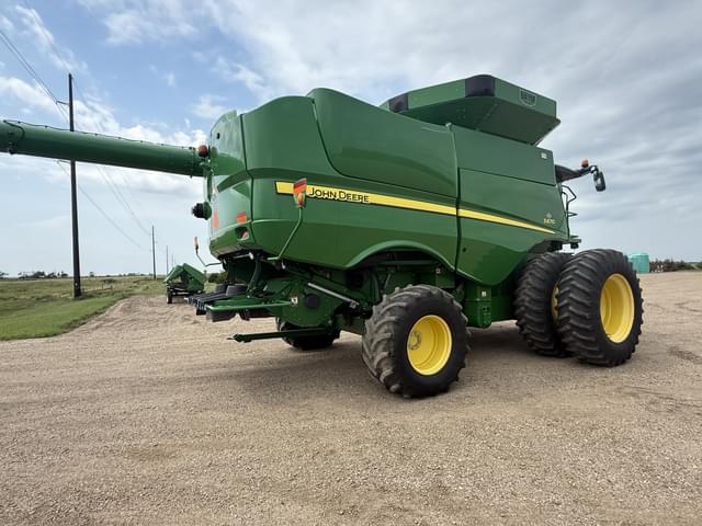 Image of John Deere S670 equipment image 2