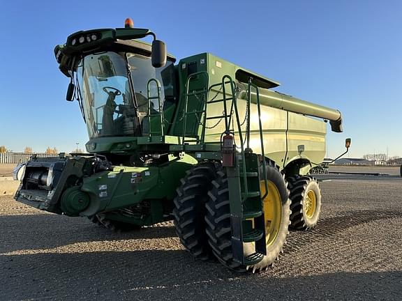 Image of John Deere S670 equipment image 1