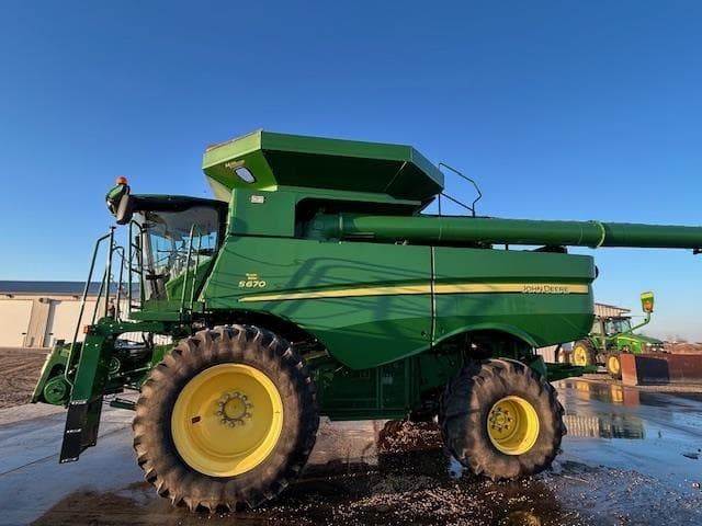 Image of John Deere S670 equipment image 1