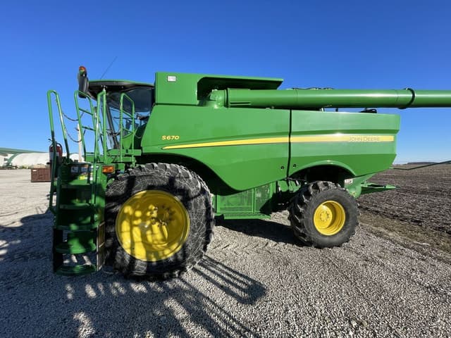 Image of John Deere S670 equipment image 1