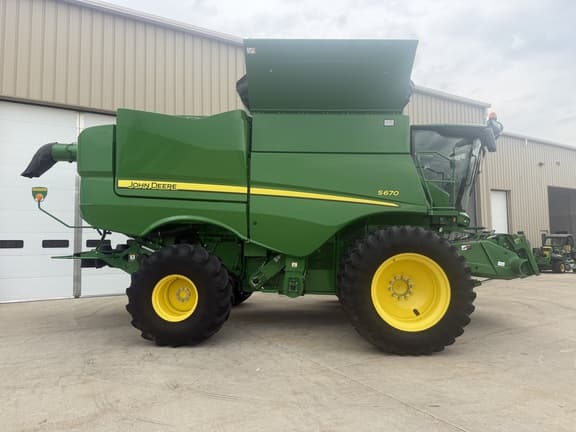 Image of John Deere S670 equipment image 1