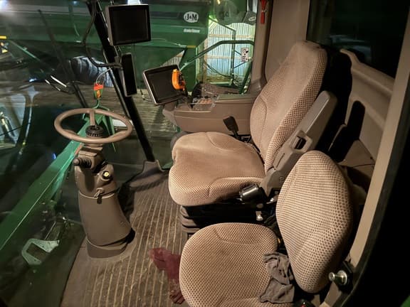 Image of John Deere S670 equipment image 1