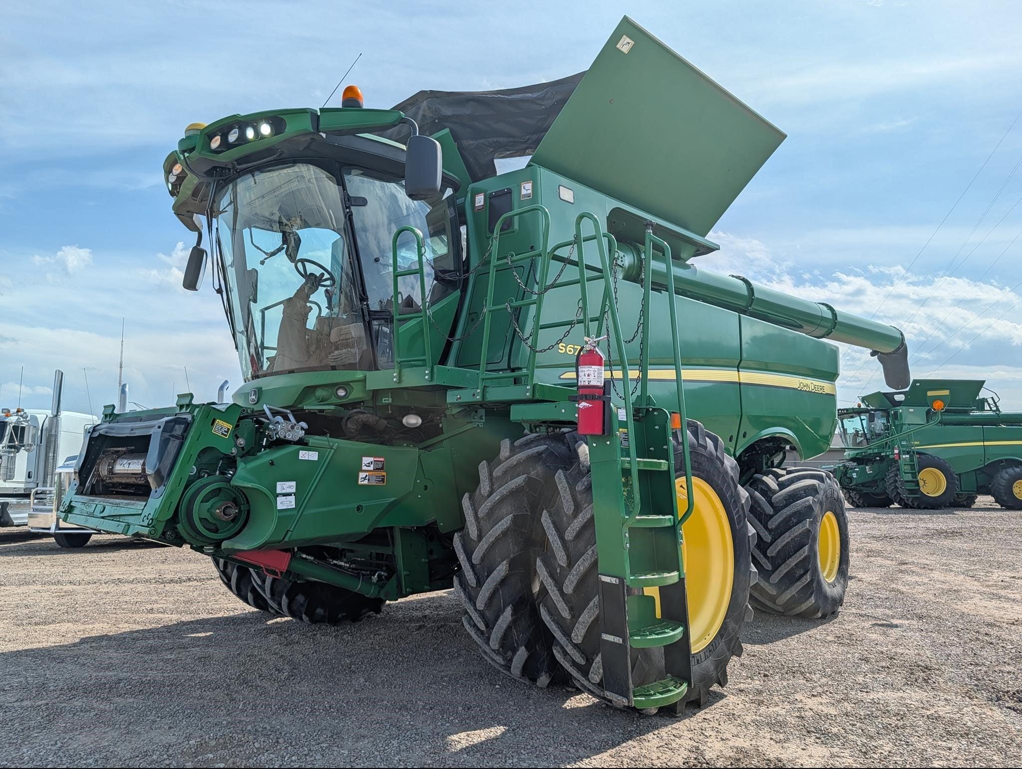 2014 John Deere S670 Equipment Image0