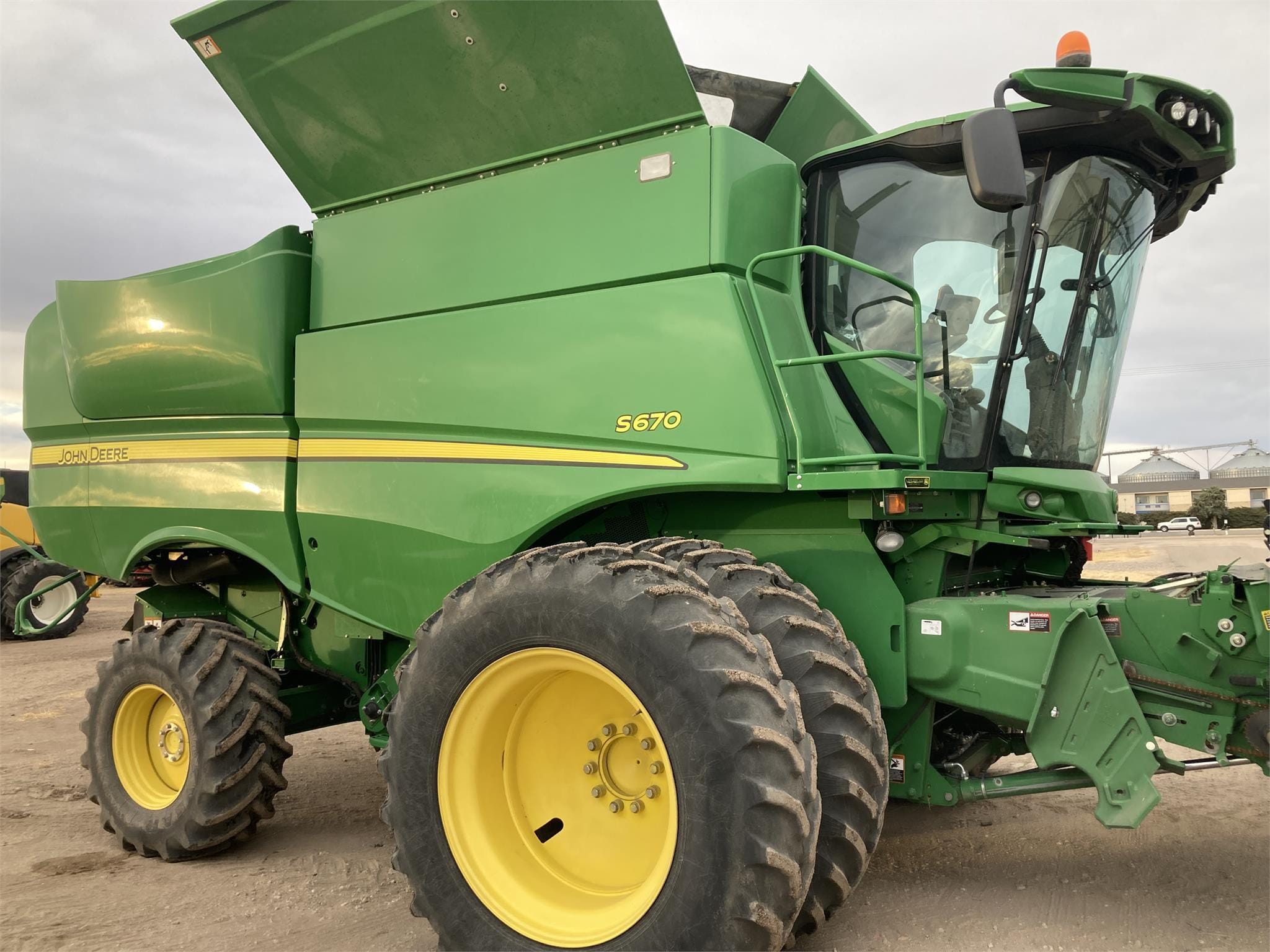 Main image John Deere S670