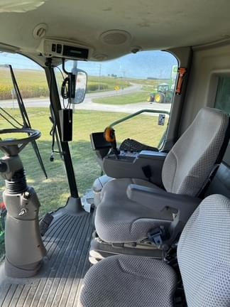 Image of John Deere S670 equipment image 4