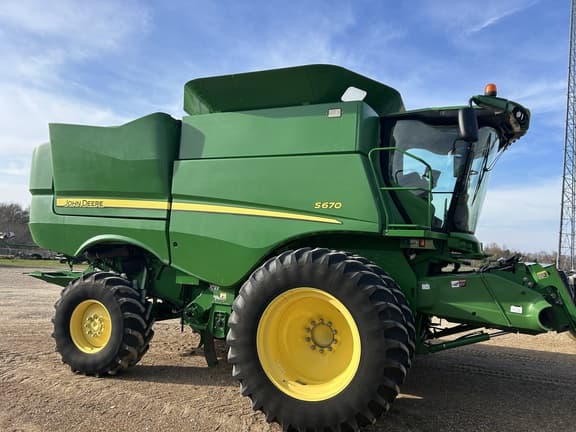 Image of John Deere S670 equipment image 1