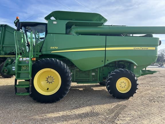 Image of John Deere S670 equipment image 2