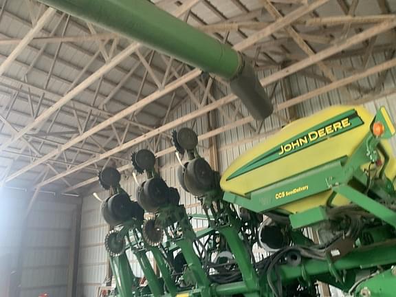 Image of John Deere S670 equipment image 1