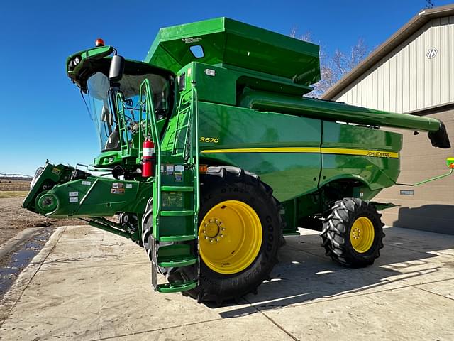 Image of John Deere S670 equipment image 1