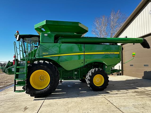 Image of John Deere S670 equipment image 2