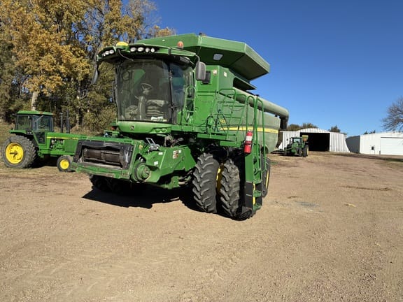 2014 John Deere S670 Equipment Image0