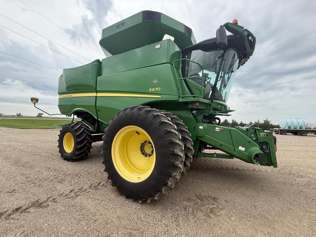 Image of John Deere S670 equipment image 1