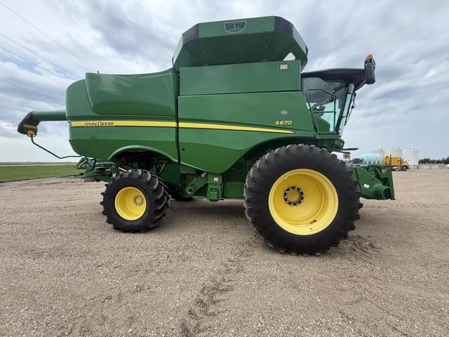 Image of John Deere S670 equipment image 3