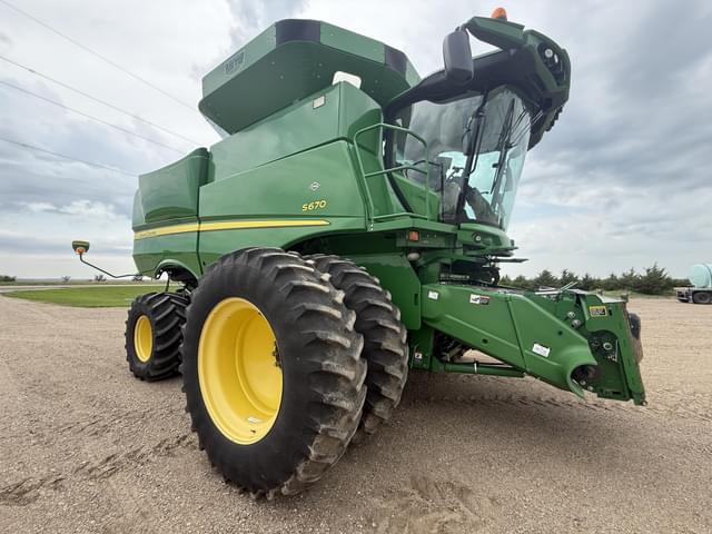Image of John Deere S670 equipment image 4