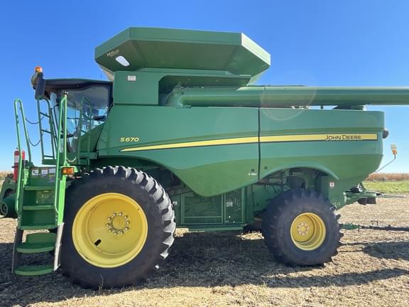 Image of John Deere S670 equipment image 1