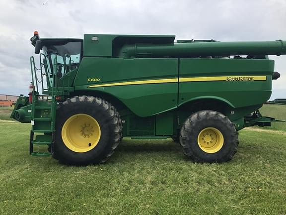 Image of John Deere S680 equipment image 1