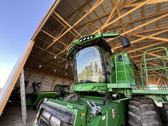 Image of John Deere S680 equipment image 1