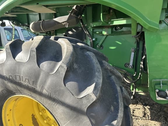 Image of John Deere S680 equipment image 4