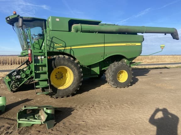 Image of John Deere S680 equipment image 1