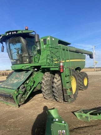 2014 John Deere S680 Equipment Image0