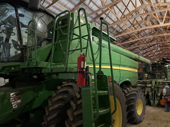 Main image John Deere S680