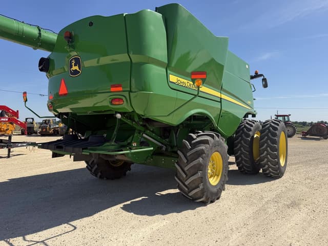 Image of John Deere S680 equipment image 1