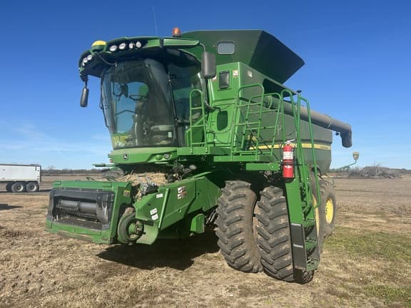 Image of John Deere S680 equipment image 1