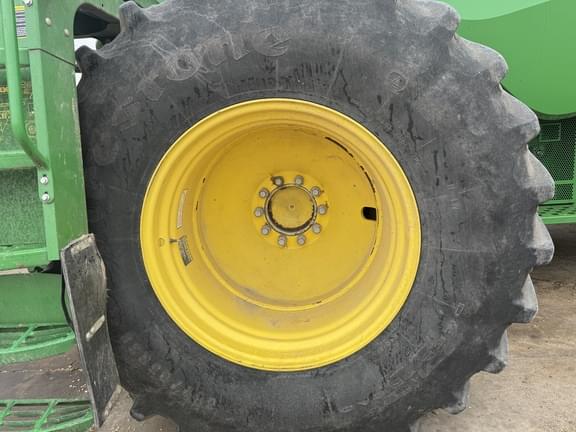 Image of John Deere S680 equipment image 1