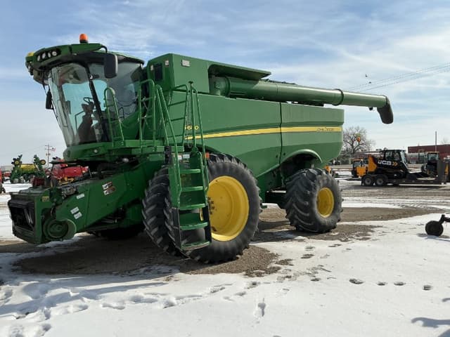 Image of John Deere S680 equipment image 1