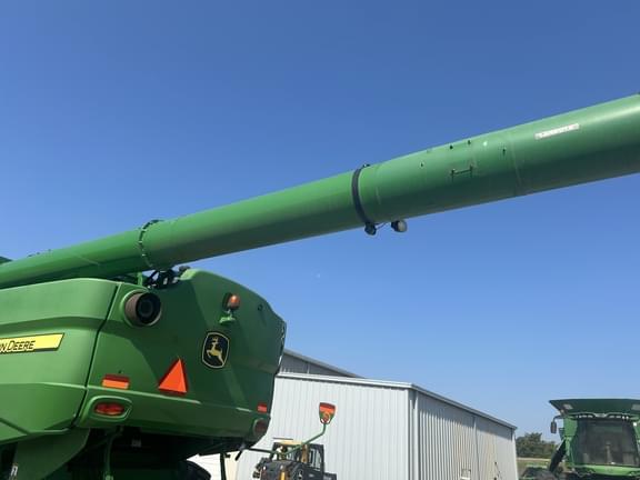 Image of John Deere S680 equipment image 3