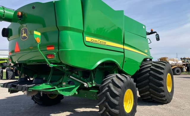 Image of John Deere S680 equipment image 4