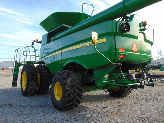 Image of John Deere S680 equipment image 4