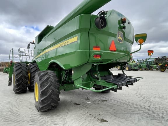 Image of John Deere S680 equipment image 4