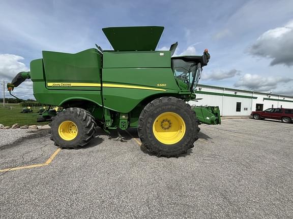 Image of John Deere S680 equipment image 1