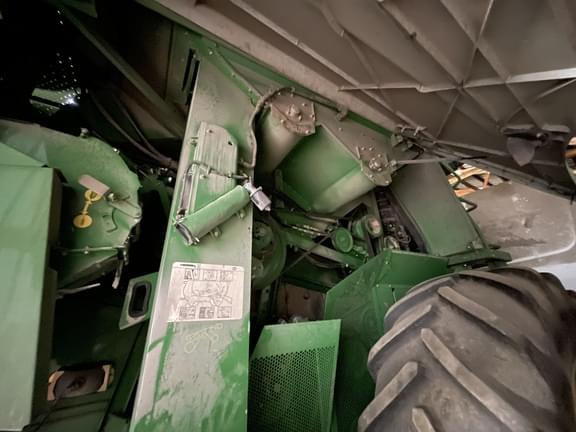 Image of John Deere S680 equipment image 4