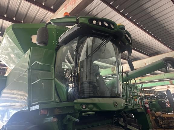 Image of John Deere S680 equipment image 4